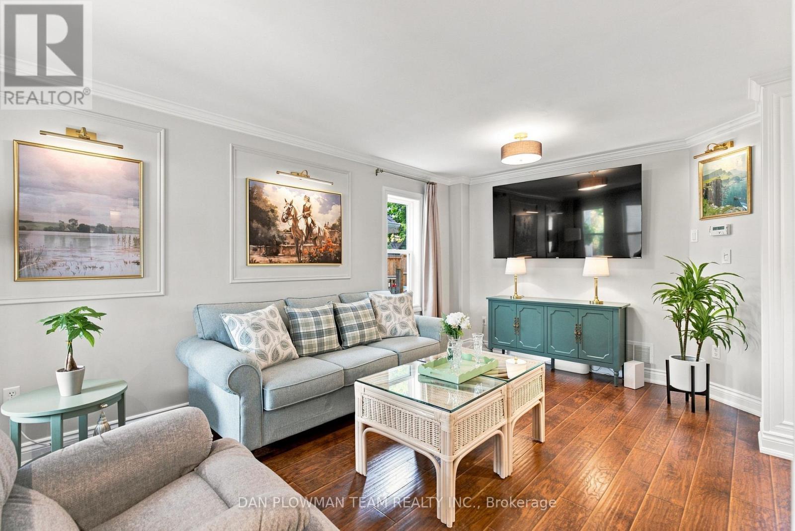 52 Wells Crescent, Whitby, ON - Indoor Photo Showing Living Room