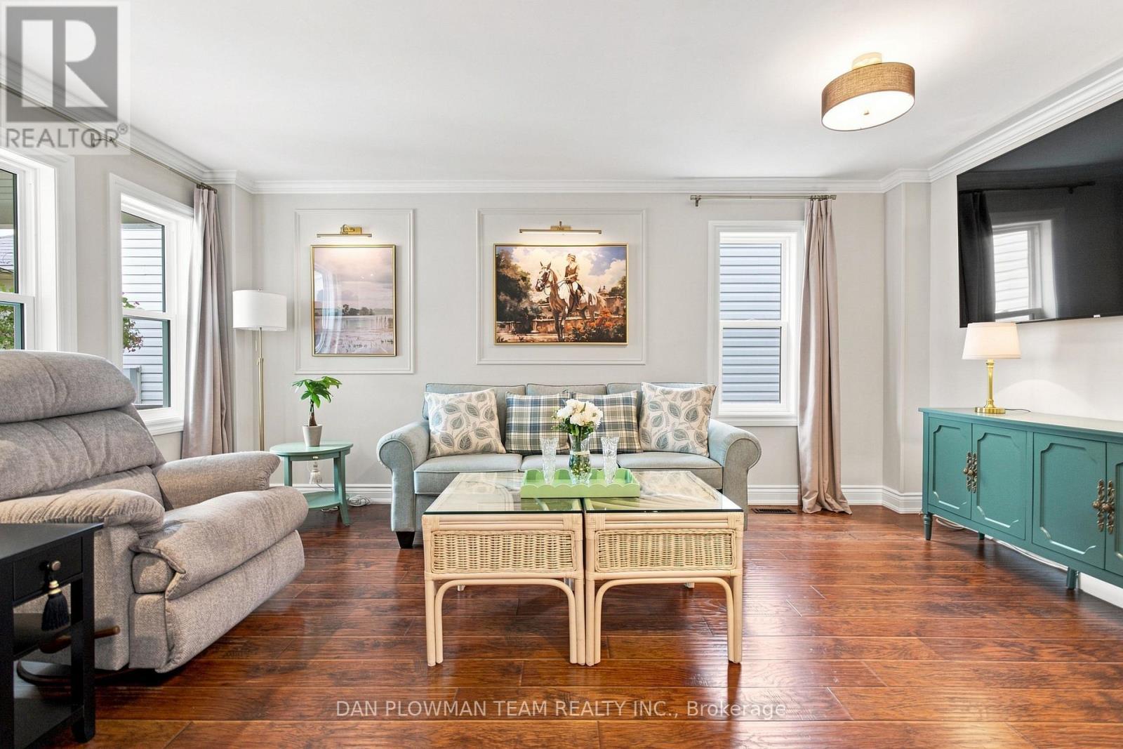 52 Wells Crescent, Whitby, ON - Indoor Photo Showing Living Room