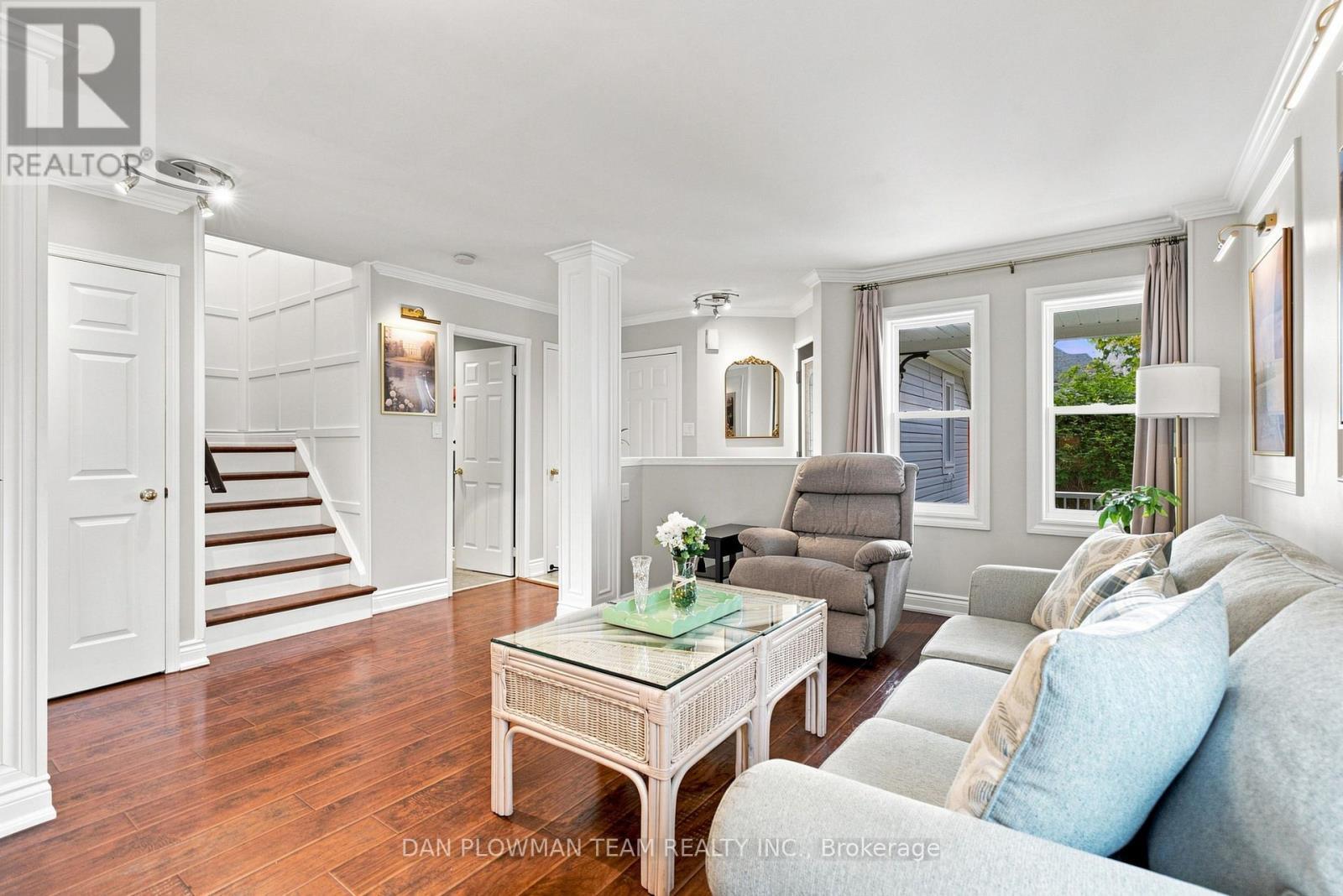 52 Wells Crescent, Whitby, ON - Indoor Photo Showing Living Room
