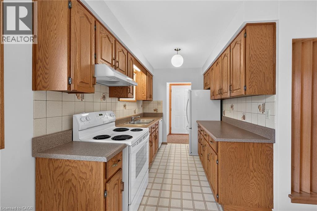 70 Bishopsgate Avenue, Hamilton, ON - Indoor Photo Showing Kitchen