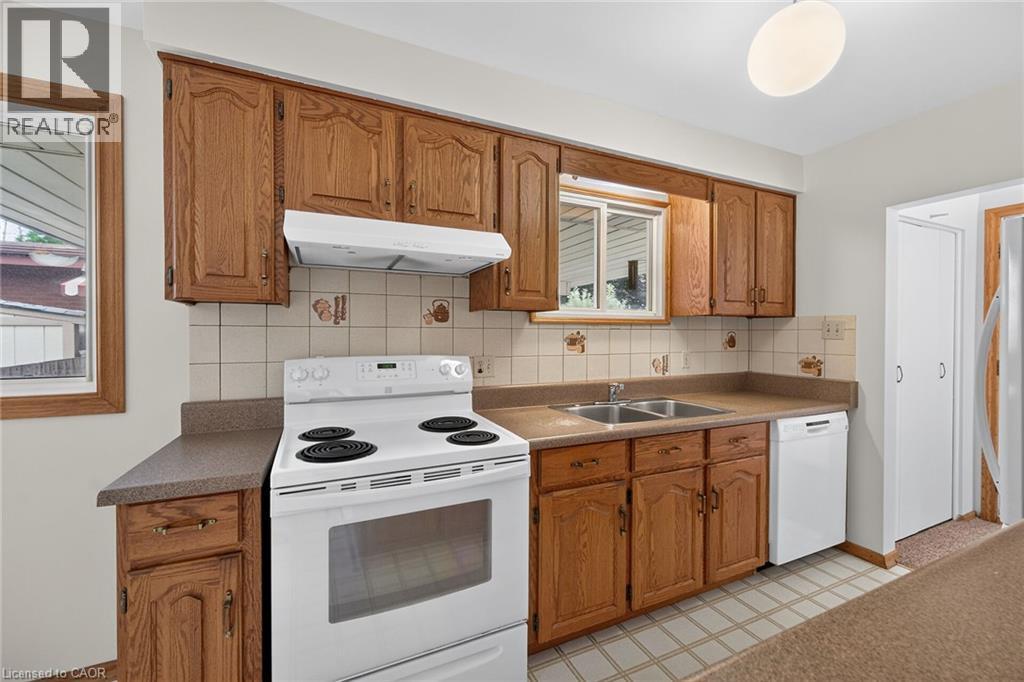 70 Bishopsgate Avenue, Hamilton, ON - Indoor Photo Showing Kitchen With Double Sink