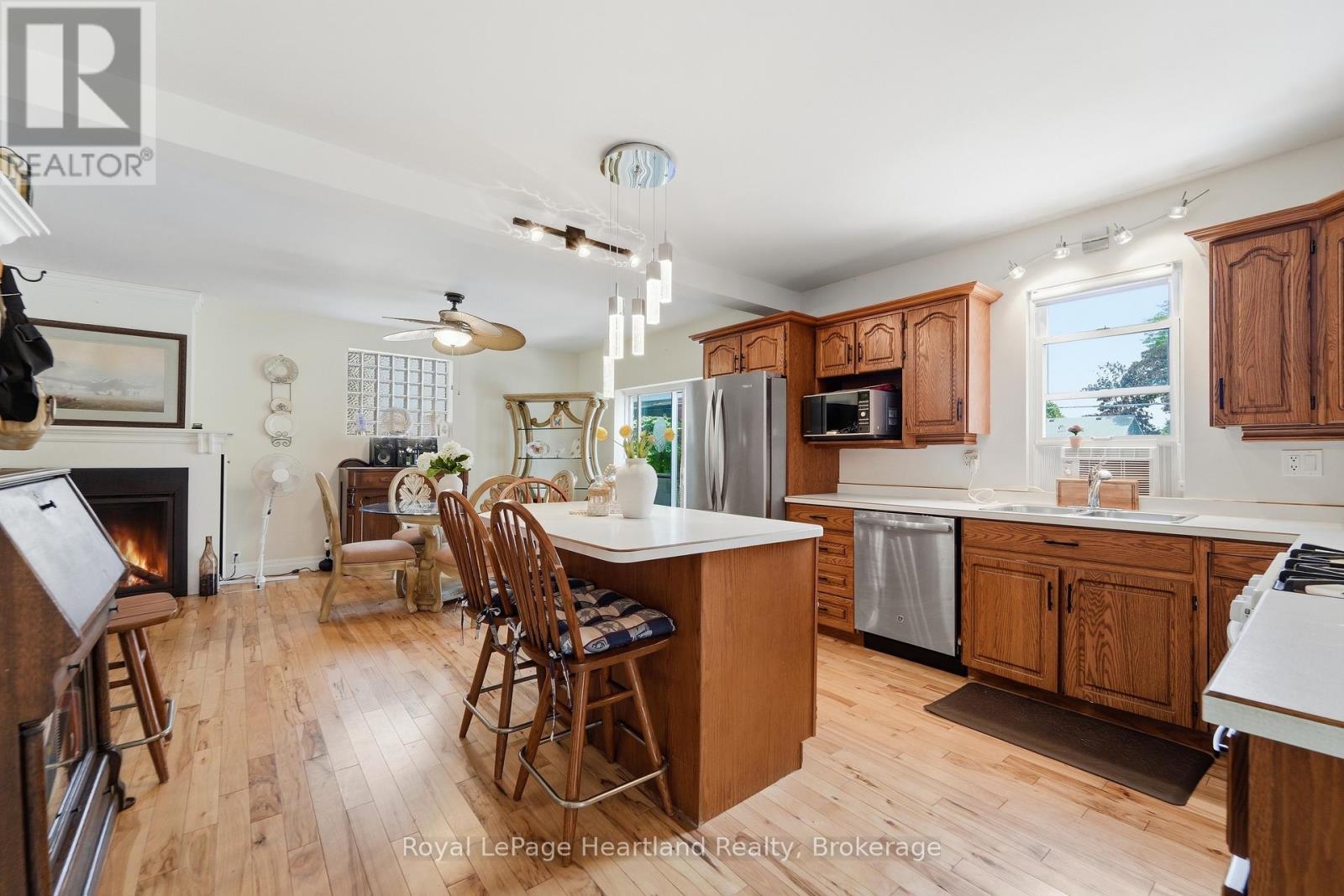 187 Cameron Street, Goderich (Goderich (Town)), ON - Indoor Photo Showing Kitchen With Double Sink