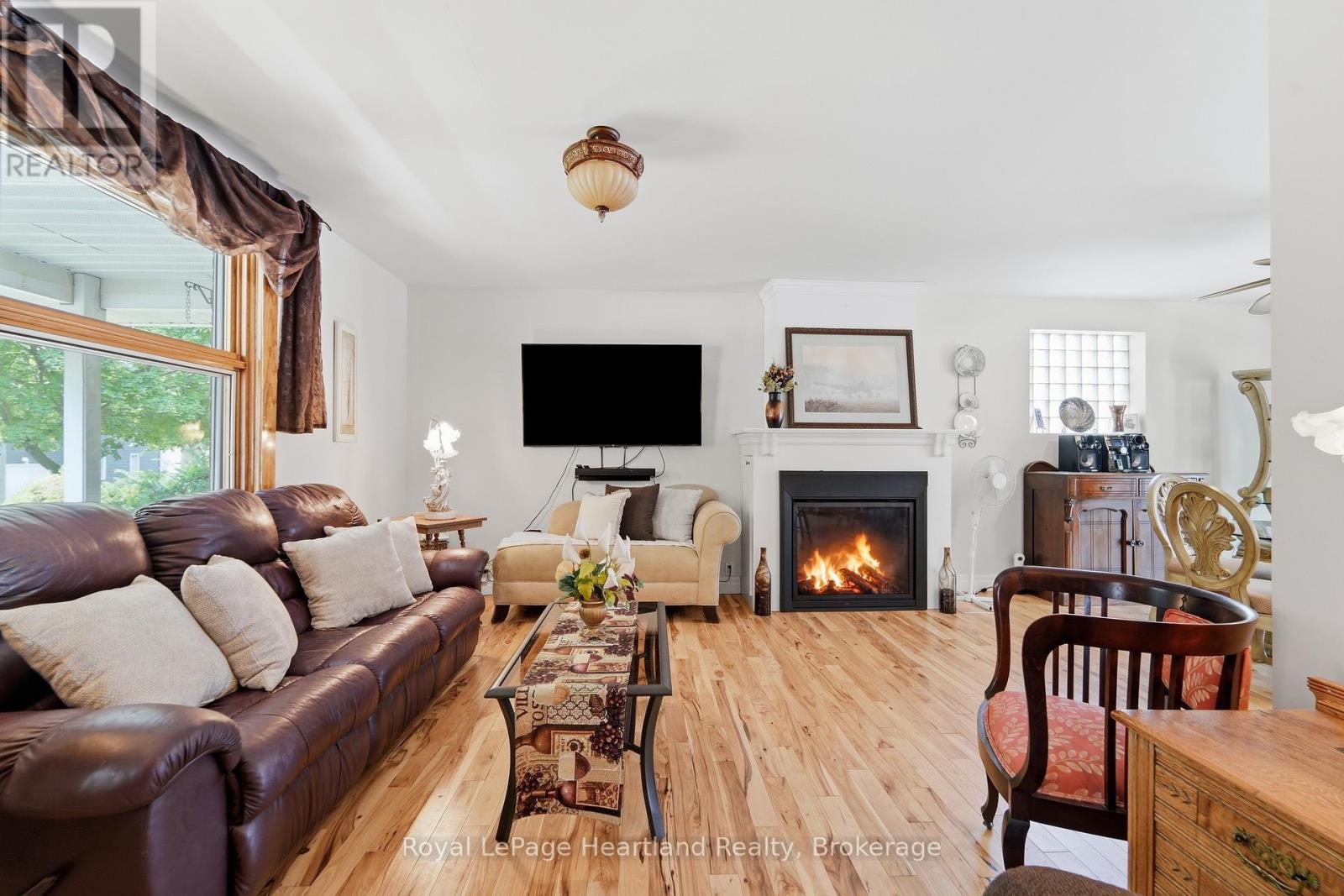 187 Cameron Street, Goderich (Goderich (Town)), ON - Indoor Photo Showing Living Room With Fireplace