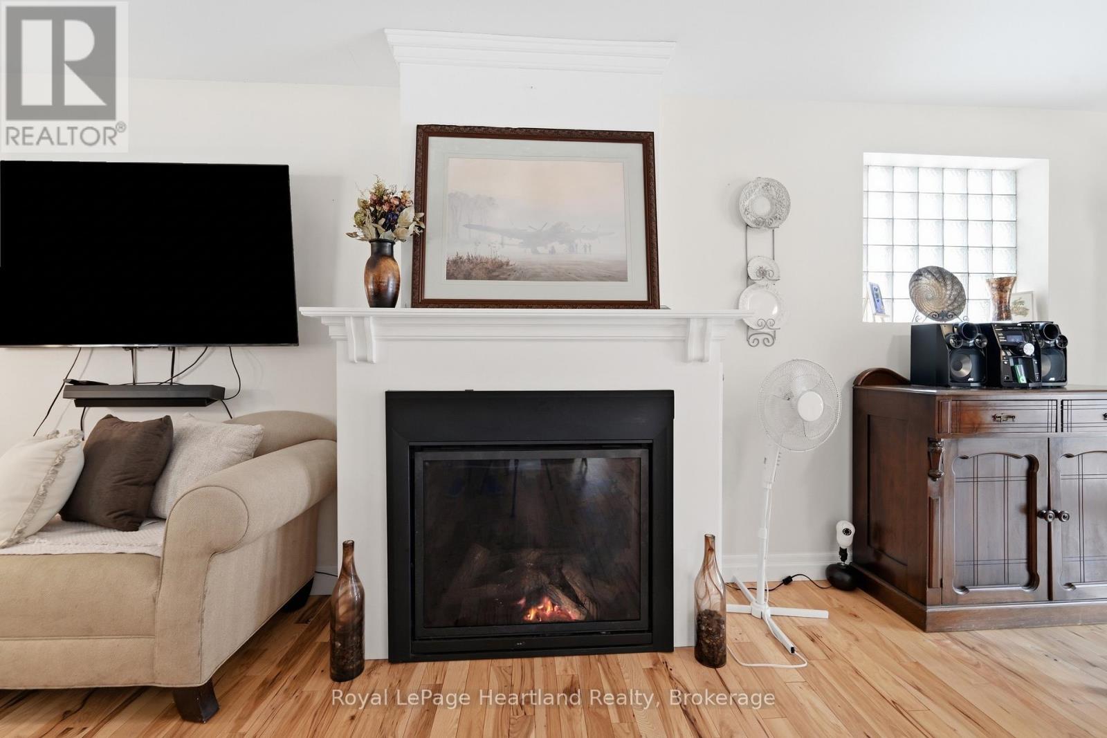 187 Cameron Street, Goderich (Goderich (Town)), ON - Indoor Photo Showing Living Room With Fireplace