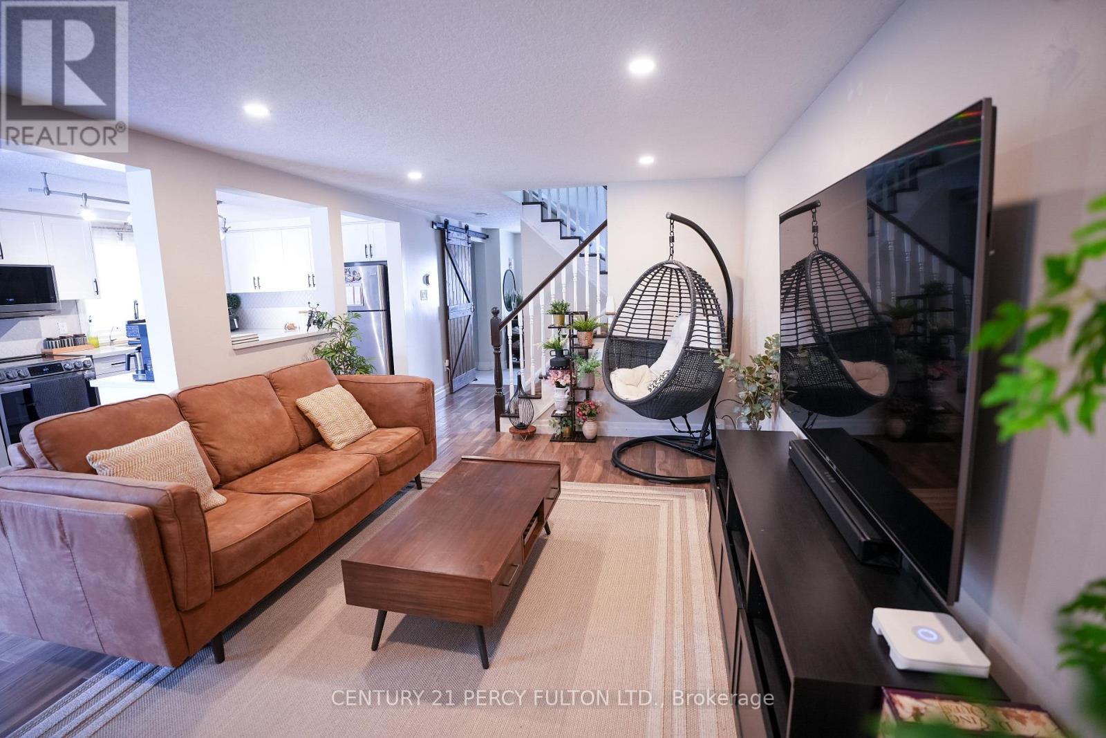333 Rosette Drive, Waterloo, ON - Indoor Photo Showing Living Room
