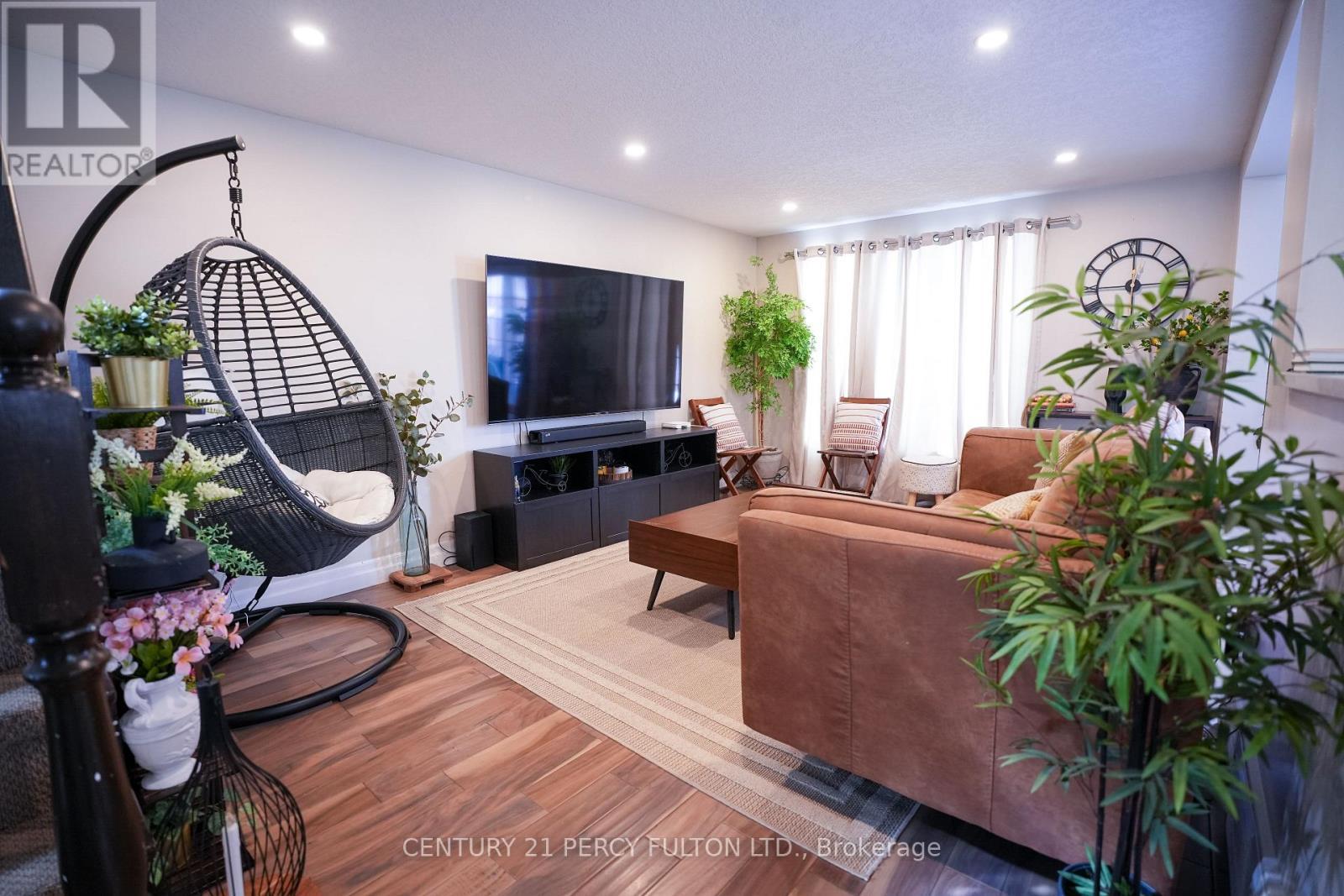 333 Rosette Drive, Waterloo, ON - Indoor Photo Showing Living Room