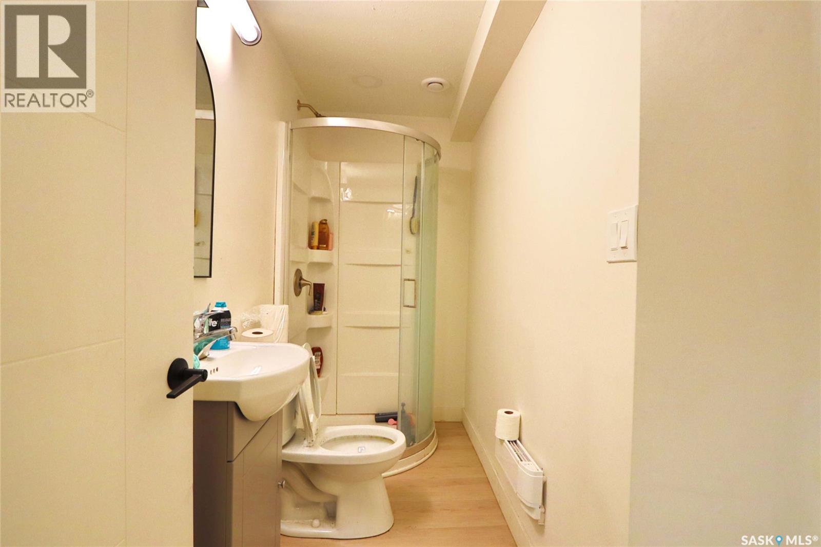 A&B 1750 Wallace Street, Regina, SK - Indoor Photo Showing Bathroom