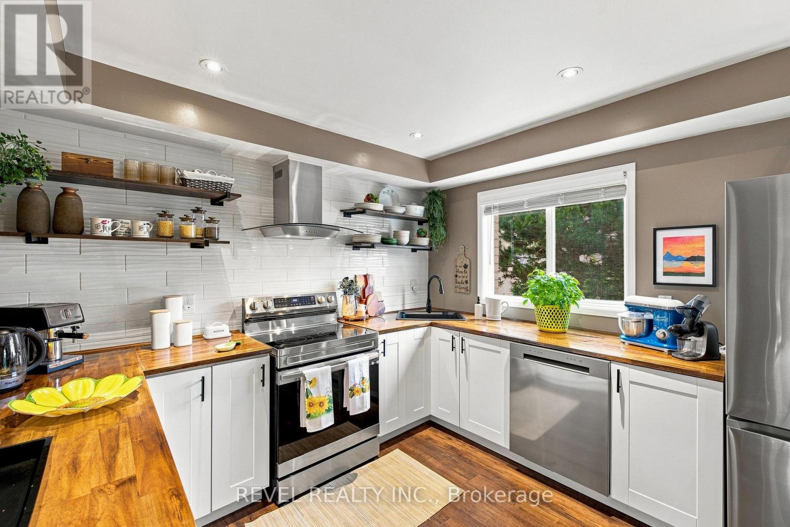 89 - 2 Sir Lou Drive, Brampton, ON - Indoor Photo Showing Kitchen With Stainless Steel Kitchen With Upgraded Kitchen