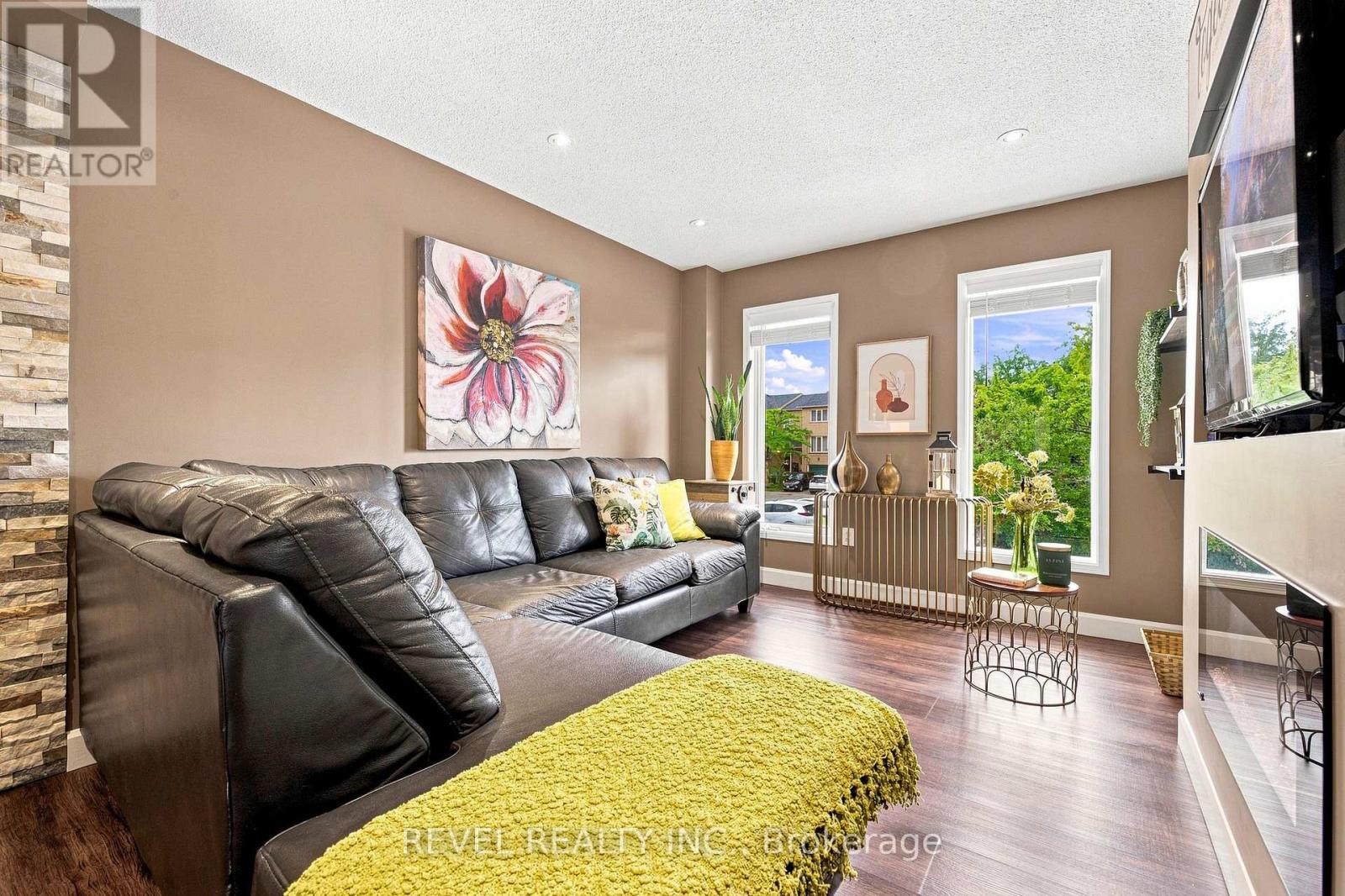 89 - 2 Sir Lou Drive, Brampton, ON - Indoor Photo Showing Living Room
