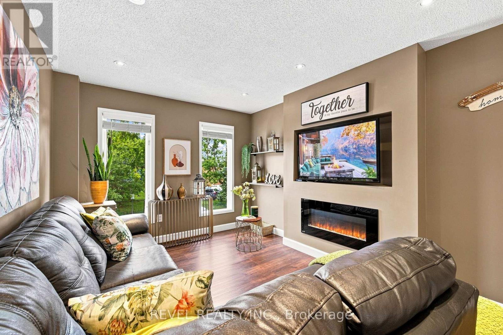 89 - 2 Sir Lou Drive, Brampton, ON - Indoor Photo Showing Living Room With Fireplace