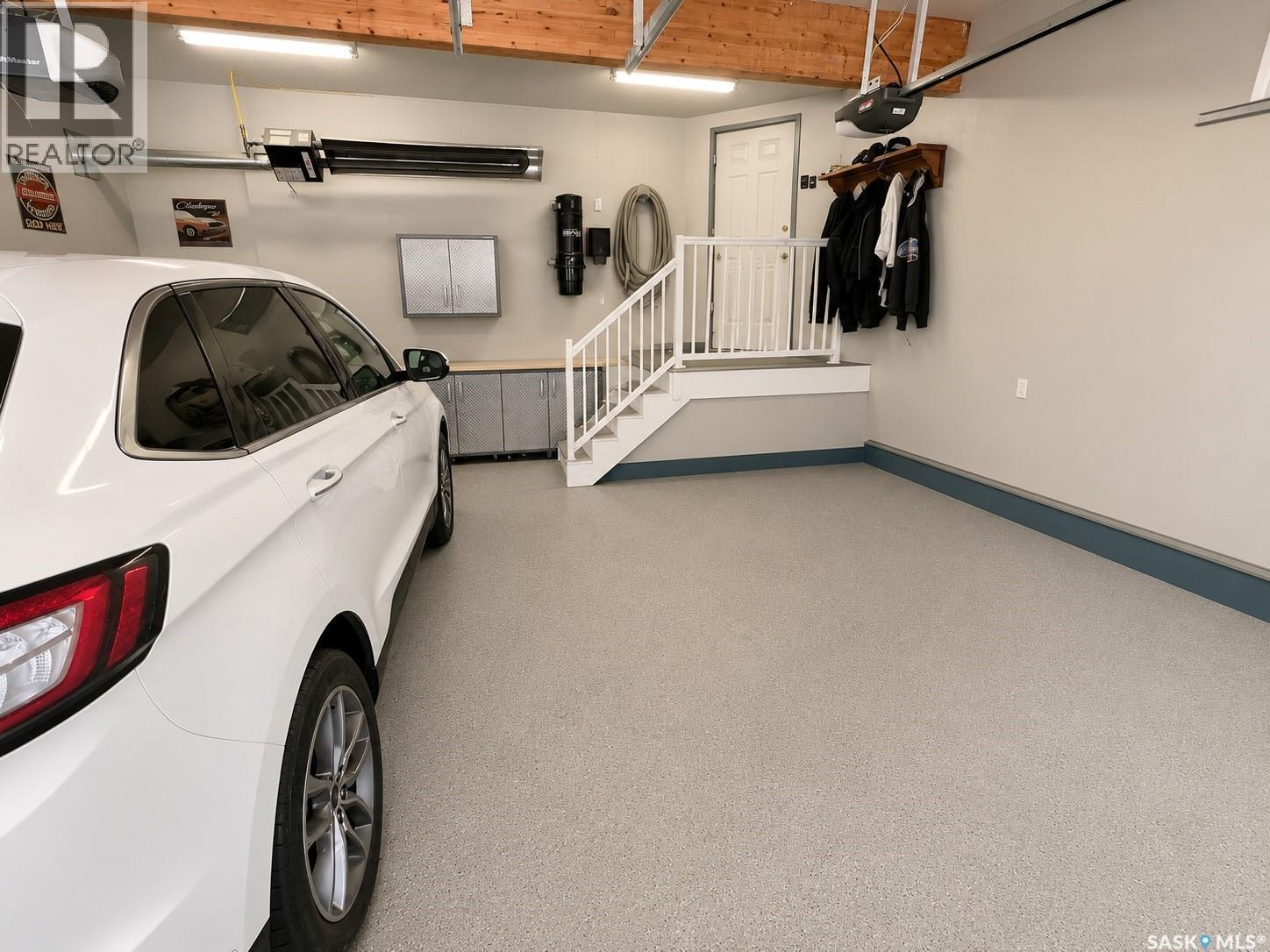 Mcdonald Acreage, Weyburn Rm No. 67, SK - Indoor Photo Showing Garage