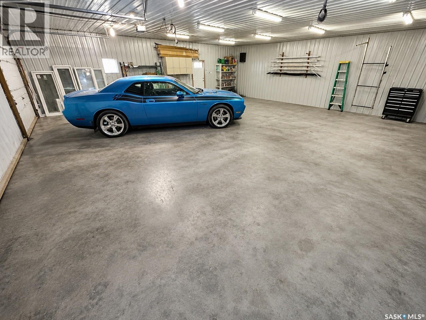 Mcdonald Acreage, Weyburn Rm No. 67, SK - Indoor Photo Showing Garage