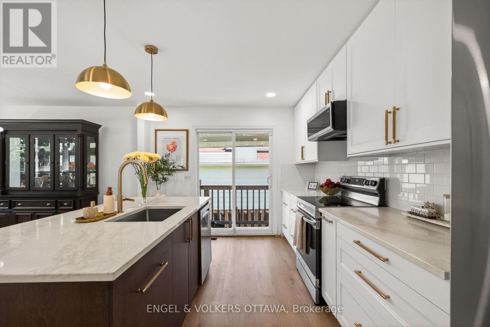 2265 Samuel Drive, Ottawa, ON - Indoor Photo Showing Kitchen With Upgraded Kitchen