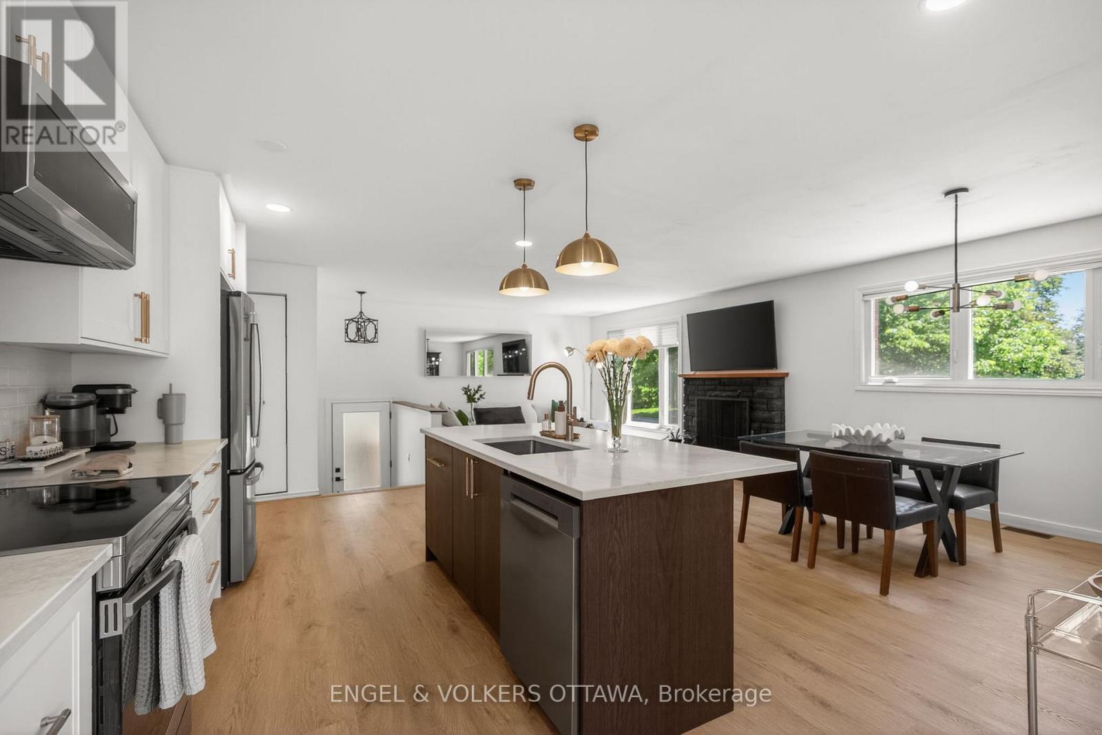 2265 Samuel Drive, Ottawa, ON - Indoor Photo Showing Kitchen With Stainless Steel Kitchen With Upgraded Kitchen