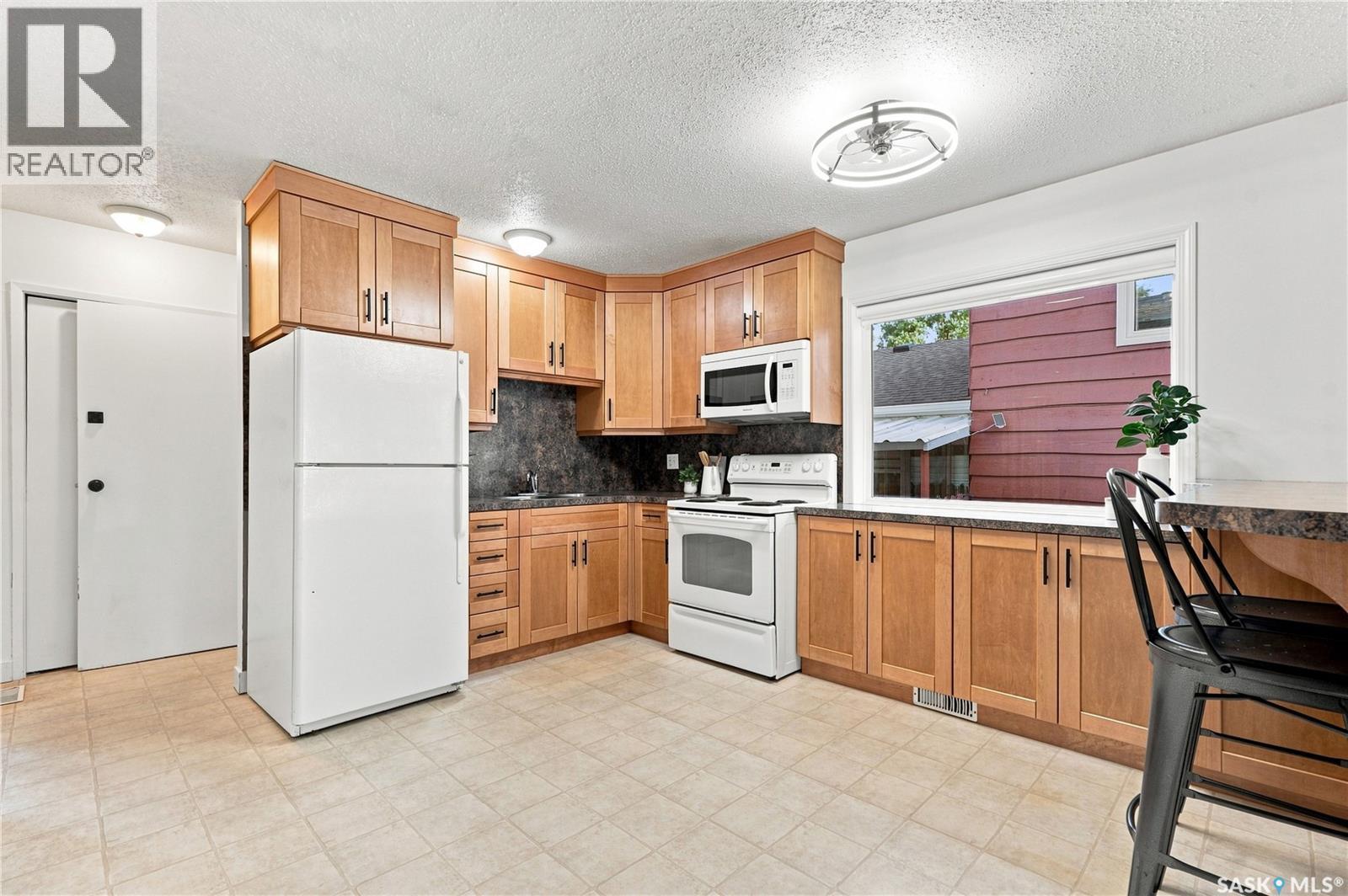 1605 Central Avenue, Saskatoon, SK - Indoor Photo Showing Kitchen