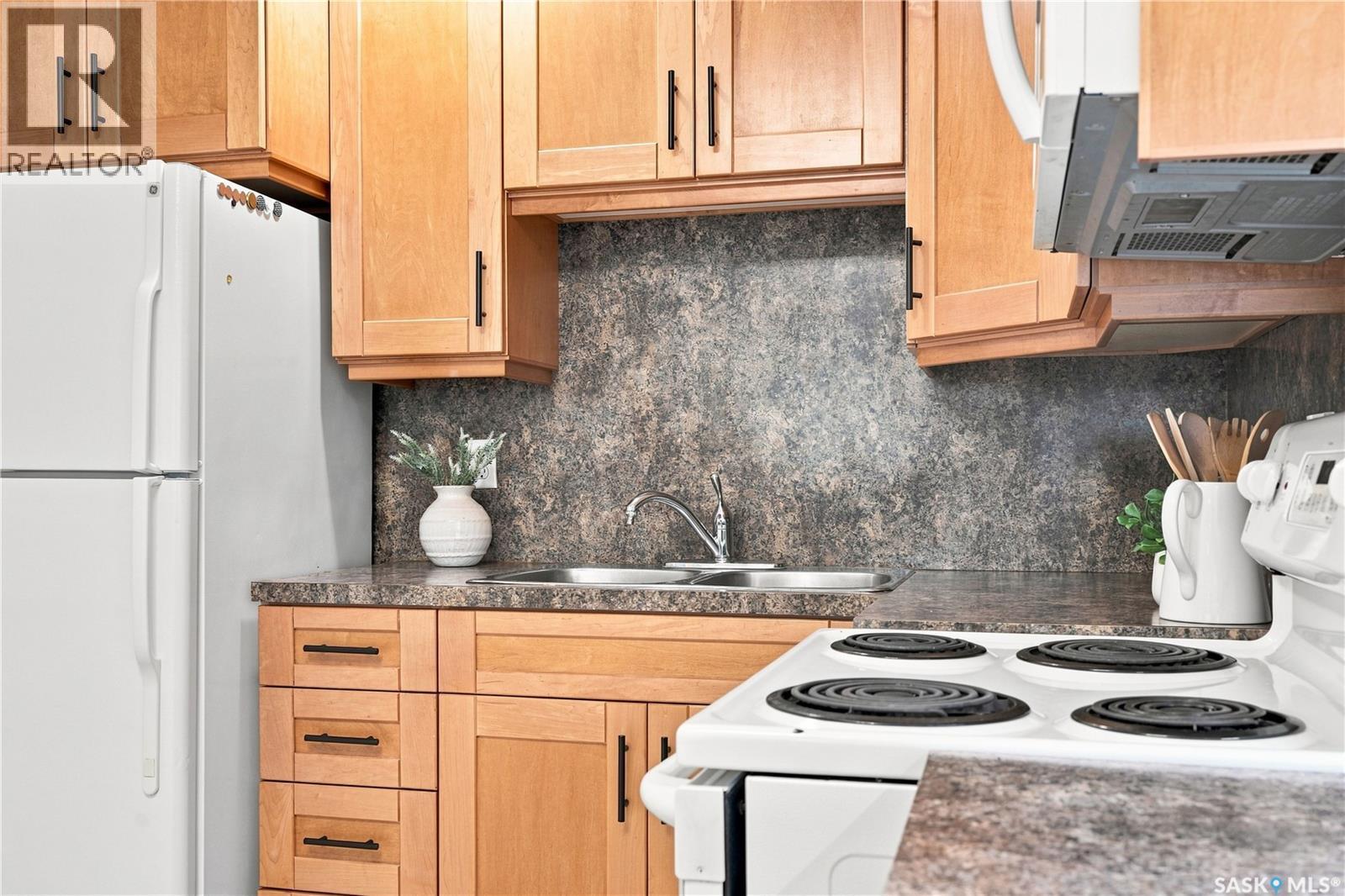 1605 Central Avenue, Saskatoon, SK - Indoor Photo Showing Kitchen With Double Sink