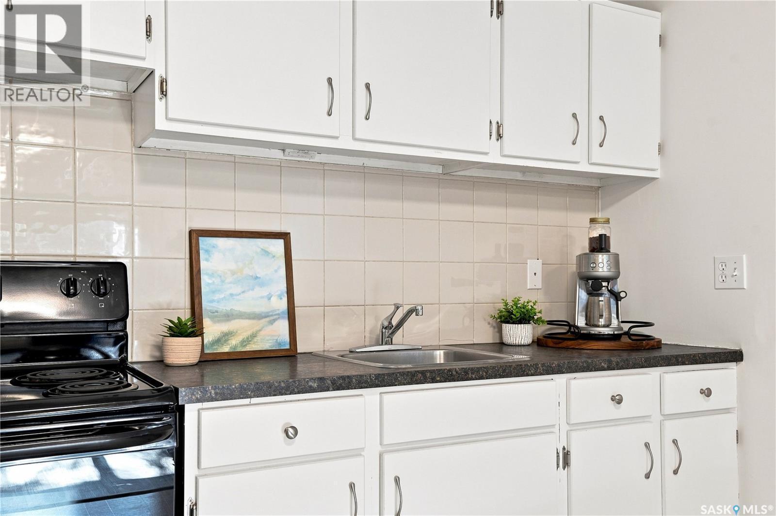 1605 Central Avenue, Saskatoon, SK - Indoor Photo Showing Kitchen