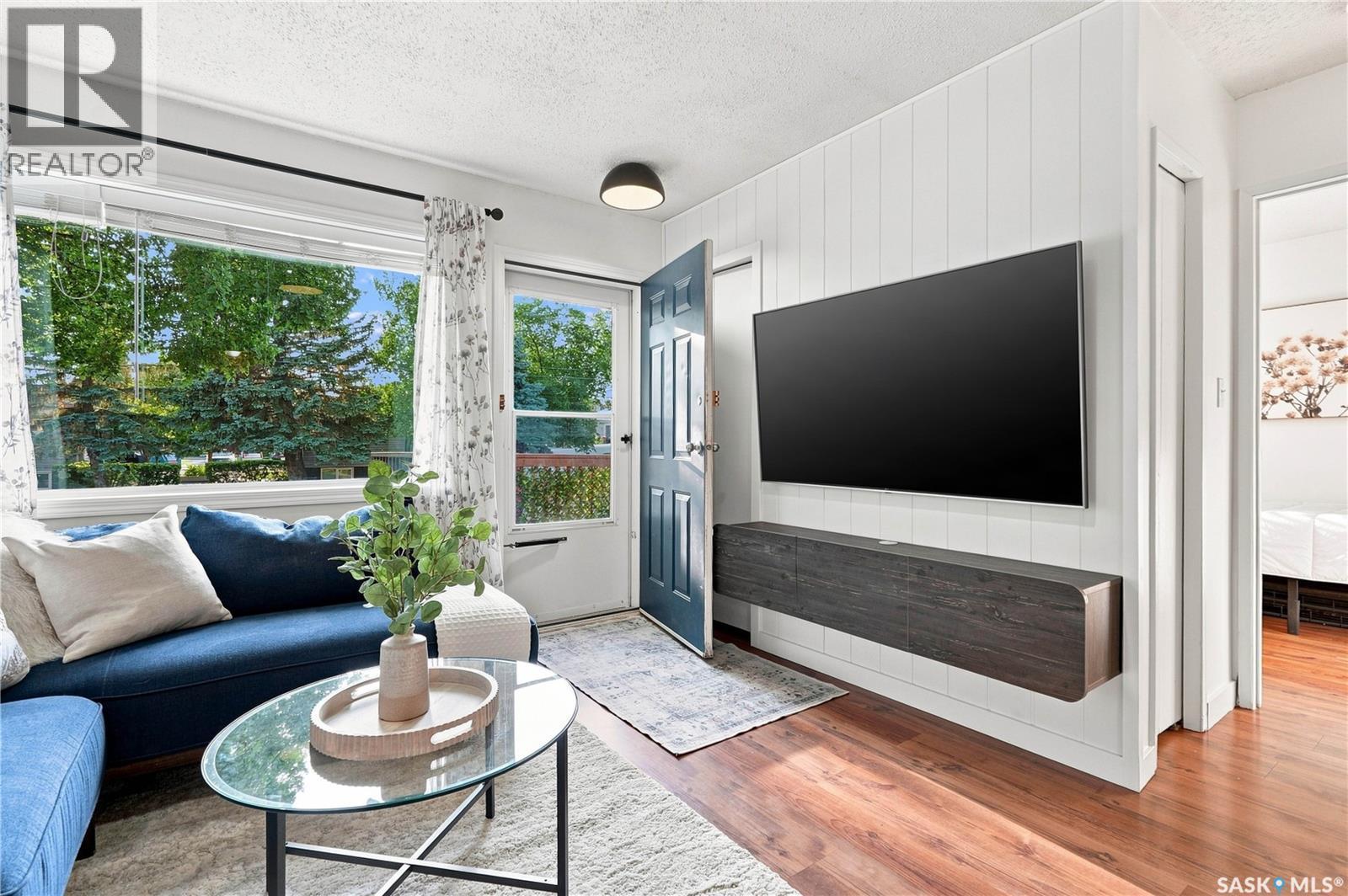 1605 Central Avenue, Saskatoon, SK - Indoor Photo Showing Living Room