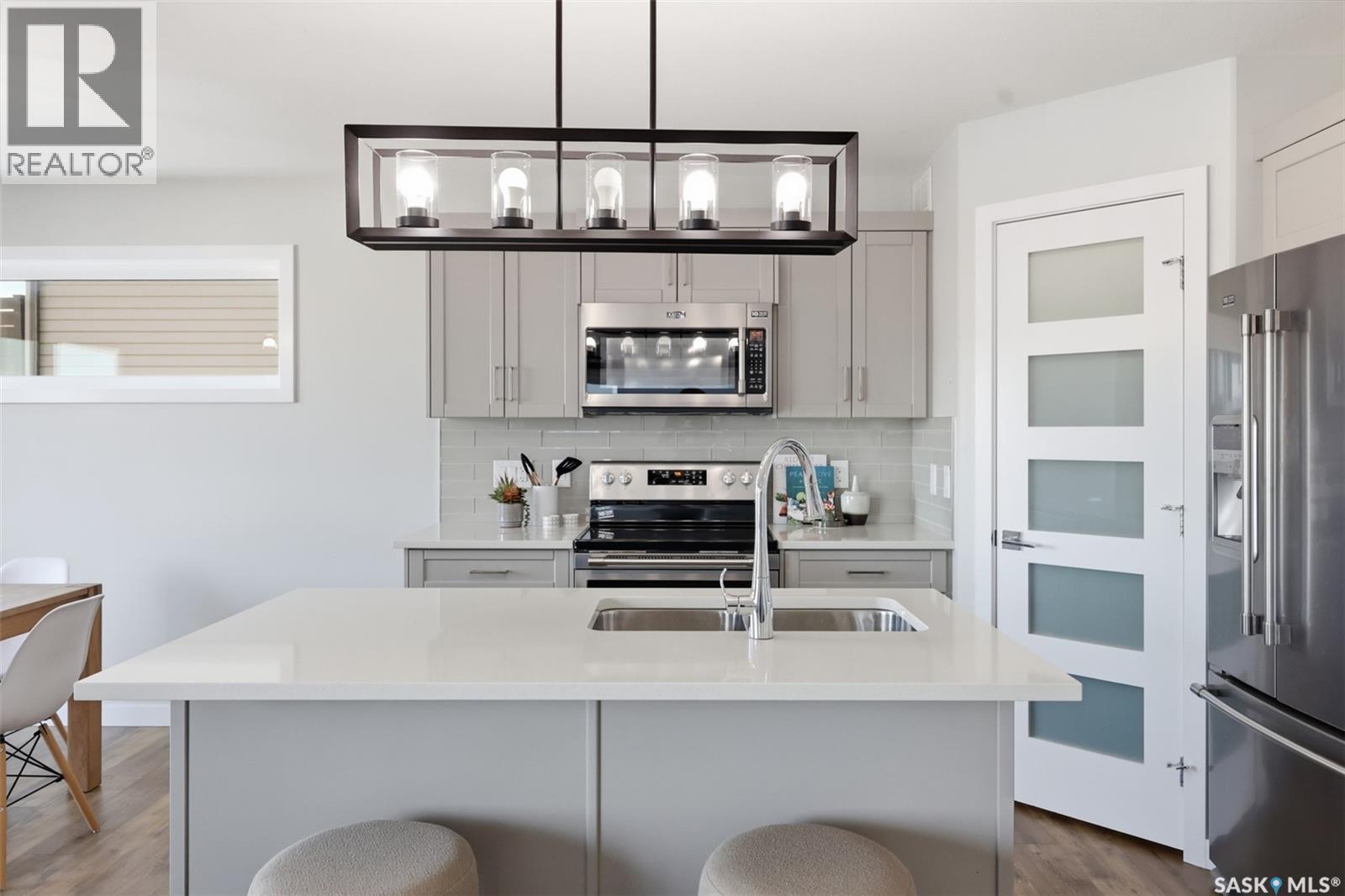 812 1St Avenue N, Warman, SK - Indoor Photo Showing Kitchen With Double Sink With Upgraded Kitchen