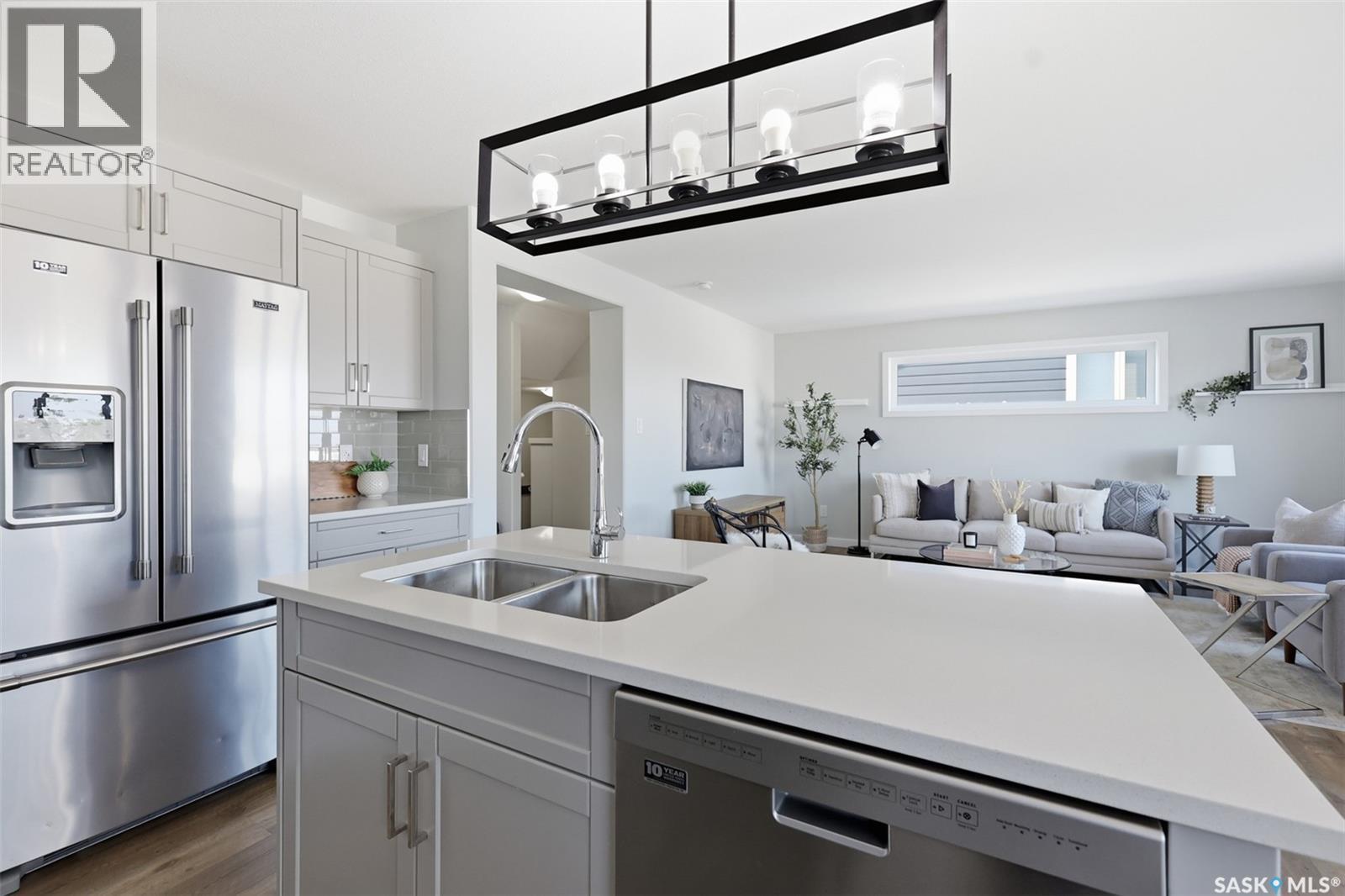 812 1St Avenue N, Warman, SK - Indoor Photo Showing Kitchen With Double Sink