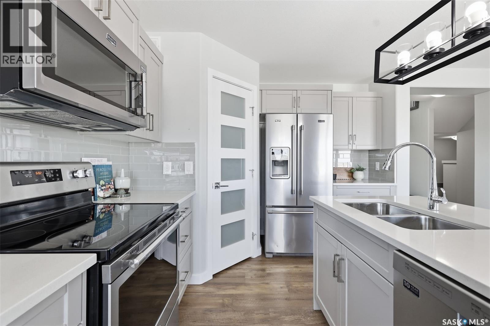 812 1St Avenue N, Warman, SK - Indoor Photo Showing Kitchen With Double Sink With Upgraded Kitchen