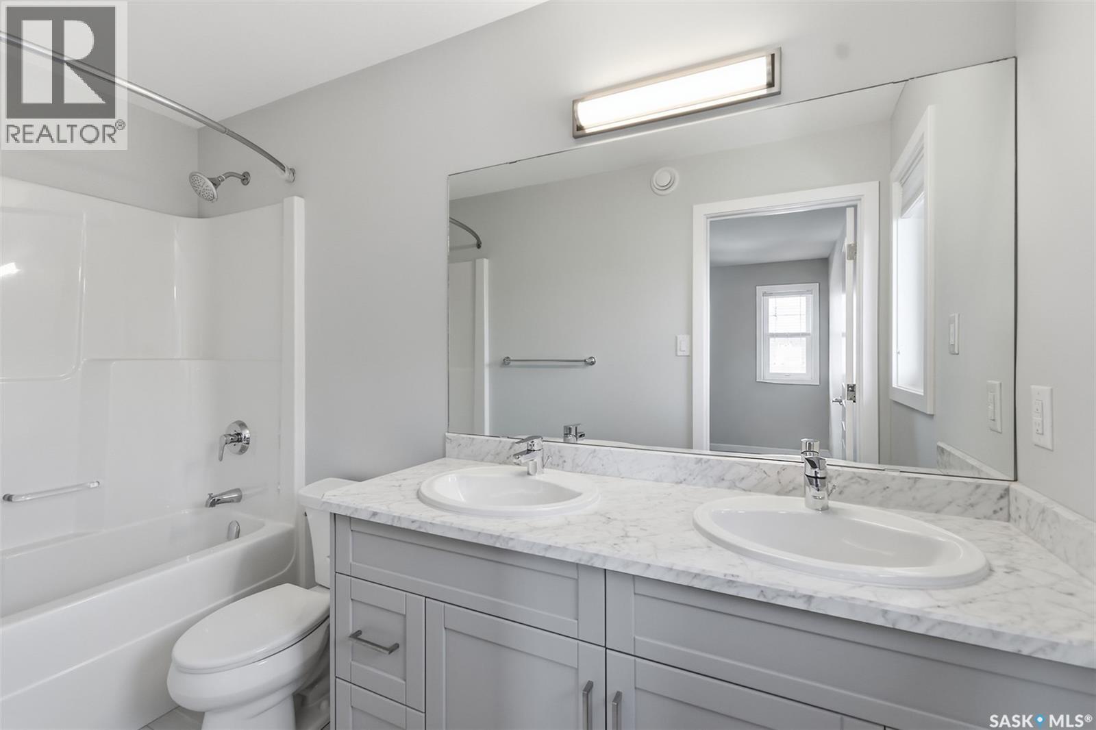812 1St Avenue N, Warman, SK - Indoor Photo Showing Bathroom