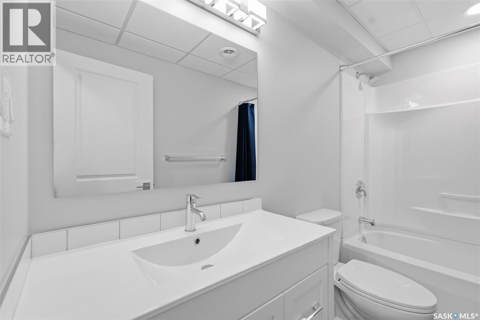 812 1St Avenue N, Warman, SK - Indoor Photo Showing Bathroom