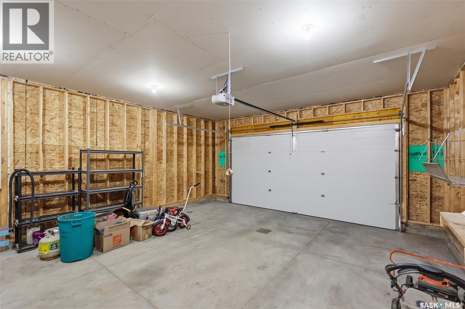 812 1St Avenue N, Warman, SK - Indoor Photo Showing Garage