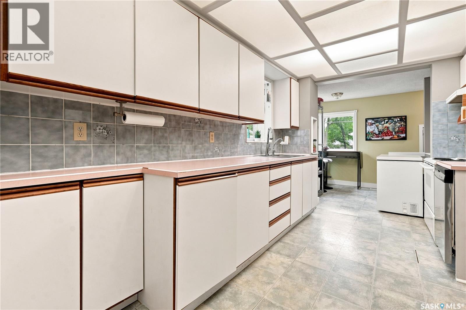 3208 Victoria Avenue, Regina, SK - Indoor Photo Showing Kitchen