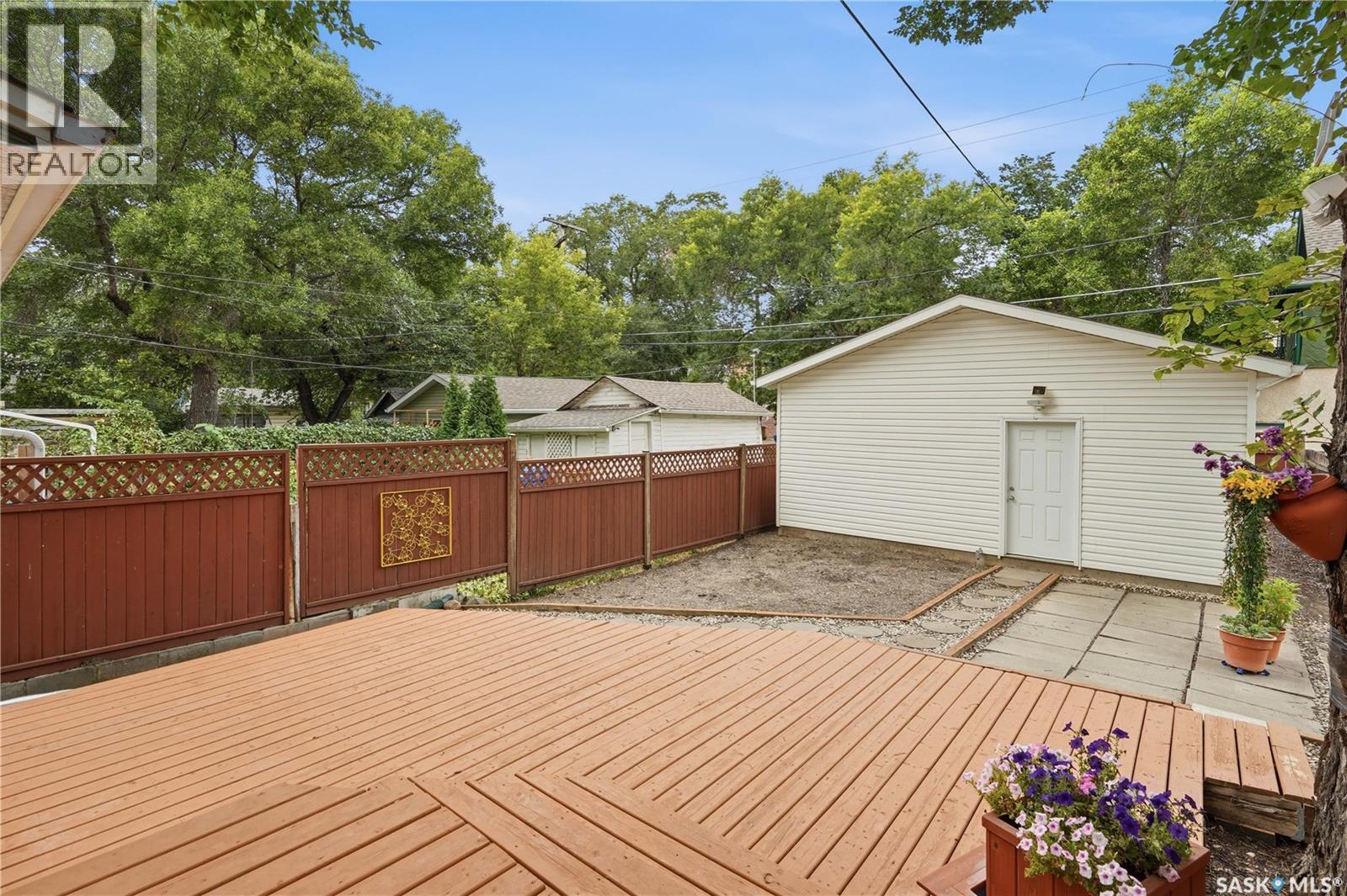 3208 Victoria Avenue, Regina, SK - Outdoor