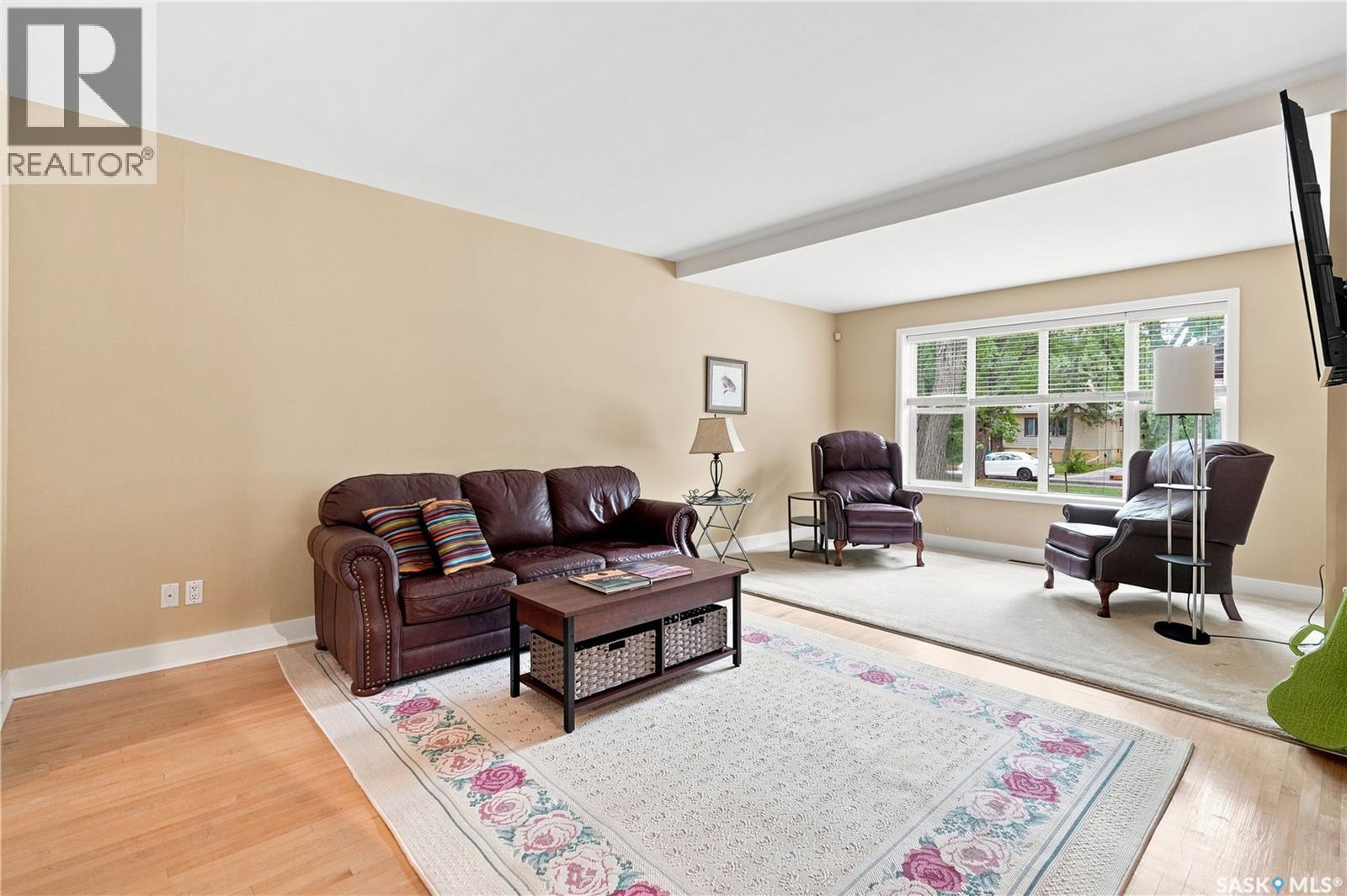 3208 Victoria Avenue, Regina, SK - Indoor Photo Showing Living Room