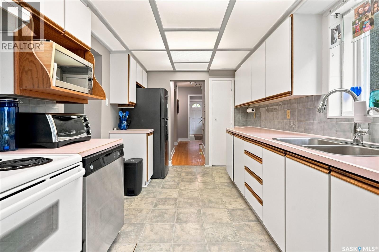 3208 Victoria Avenue, Regina, SK - Indoor Photo Showing Kitchen With Double Sink
