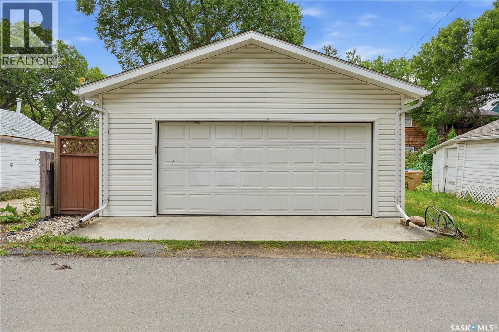 3208 Victoria Avenue, Regina, SK - Outdoor With Exterior