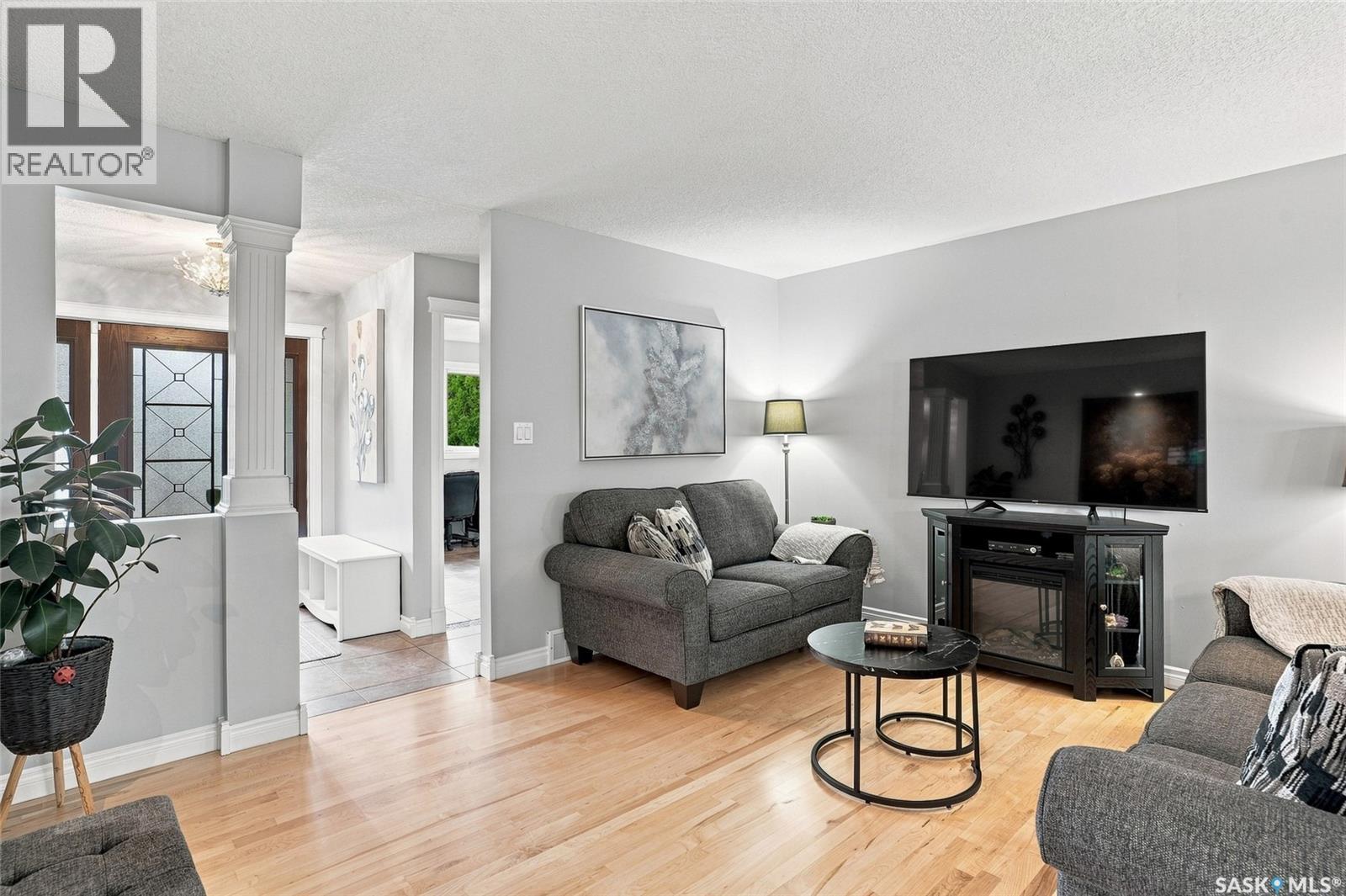 223 Egnatoff Crescent, Saskatoon, SK - Indoor Photo Showing Living Room