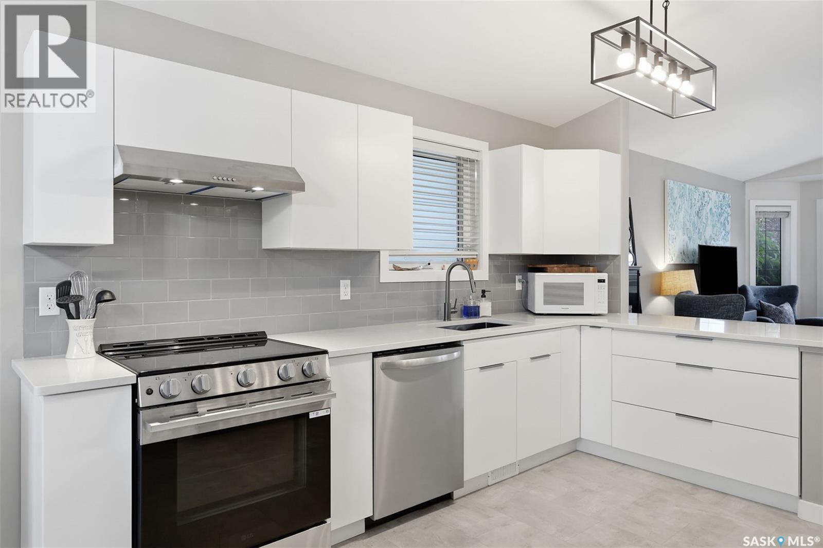 306 Kucey Crescent, Saskatoon, SK - Indoor Photo Showing Kitchen