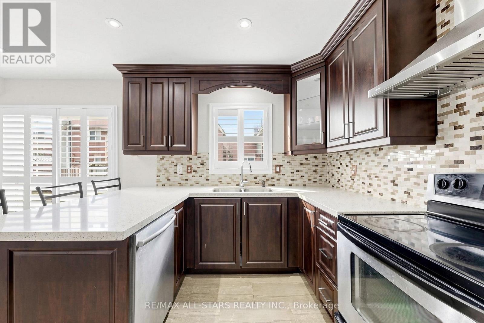 13 Boulderbrook Drive, Toronto, ON - Indoor Photo Showing Kitchen With Double Sink With Upgraded Kitchen