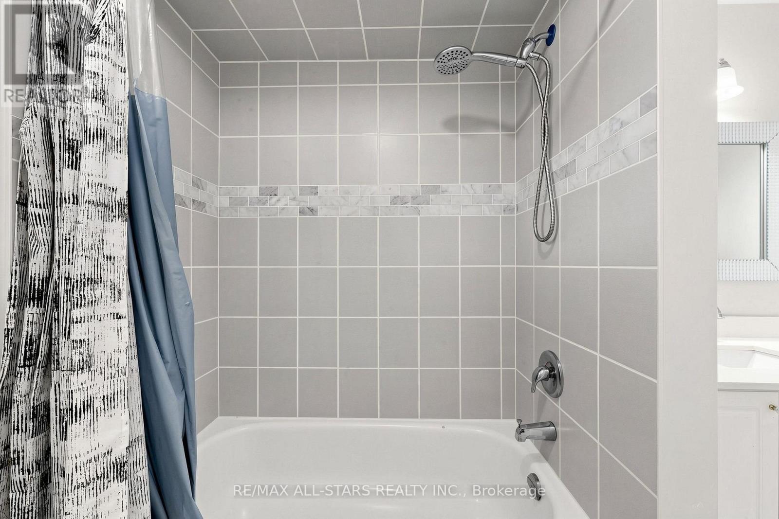 13 Boulderbrook Drive, Toronto, ON - Indoor Photo Showing Bathroom