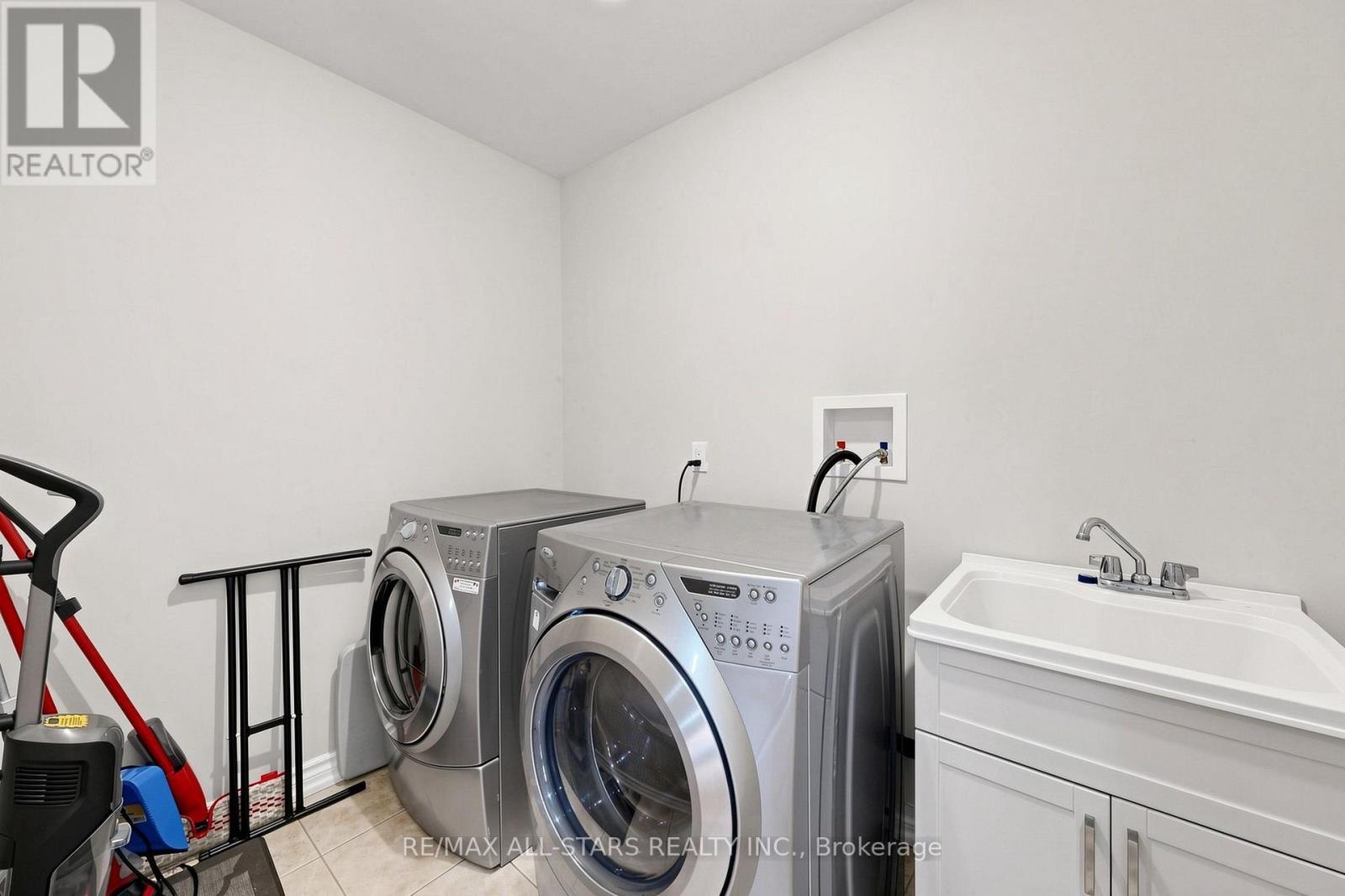 13 Boulderbrook Drive, Toronto, ON - Indoor Photo Showing Laundry Room