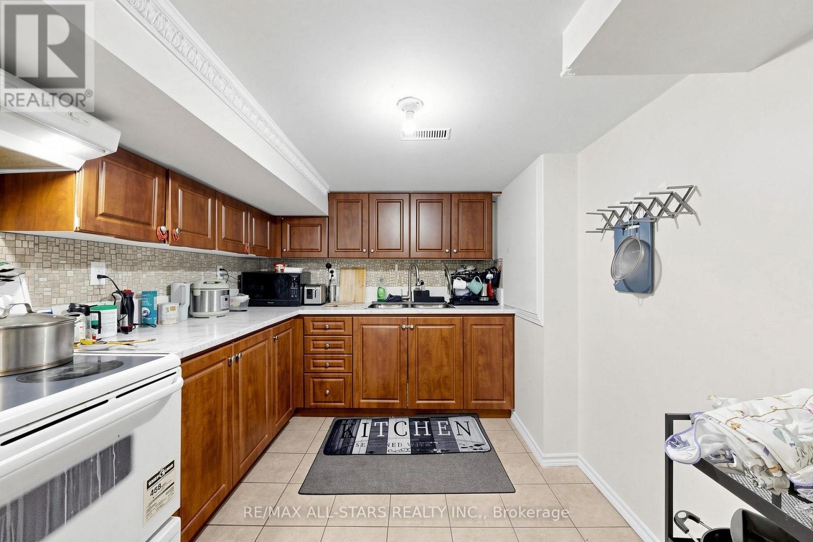 13 Boulderbrook Drive, Toronto, ON - Indoor Photo Showing Kitchen
