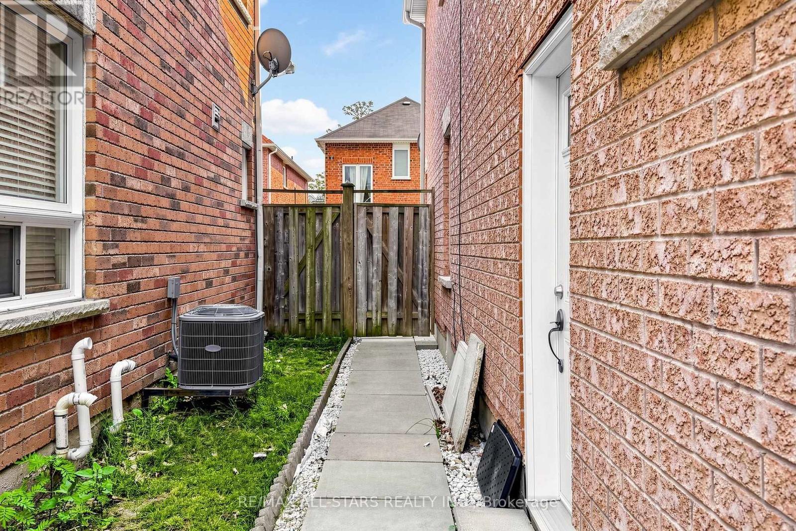 13 Boulderbrook Drive, Toronto, ON - Outdoor