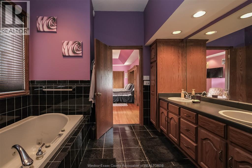 1747 Chornoby Crescent, Tecumseh, ON - Indoor Photo Showing Bathroom
