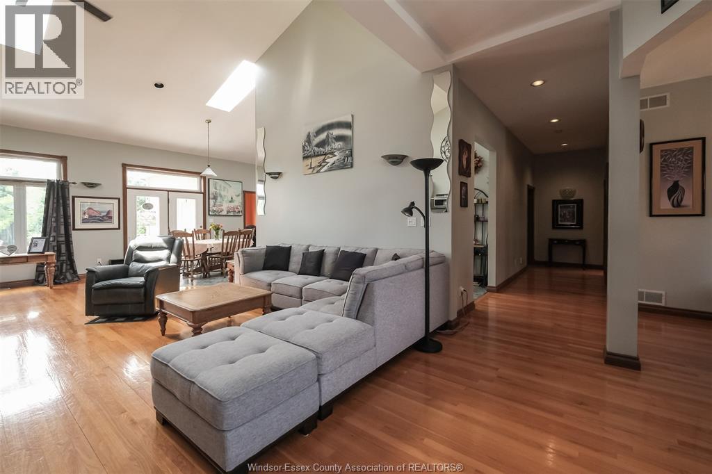 1747 Chornoby Crescent, Tecumseh, ON - Indoor Photo Showing Living Room