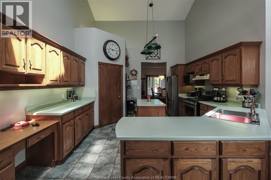 1747 Chornoby Crescent, Tecumseh, ON - Indoor Photo Showing Kitchen