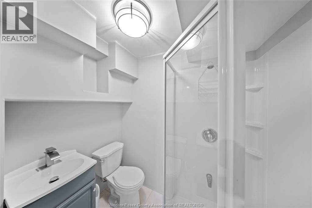 4629 Tournament, Windsor, ON - Indoor Photo Showing Bathroom
