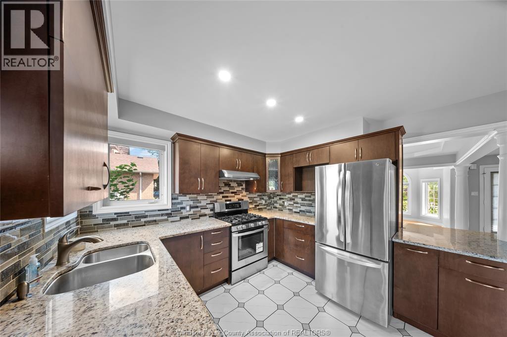 4629 Tournament, Windsor, ON - Indoor Photo Showing Kitchen With Double Sink With Upgraded Kitchen
