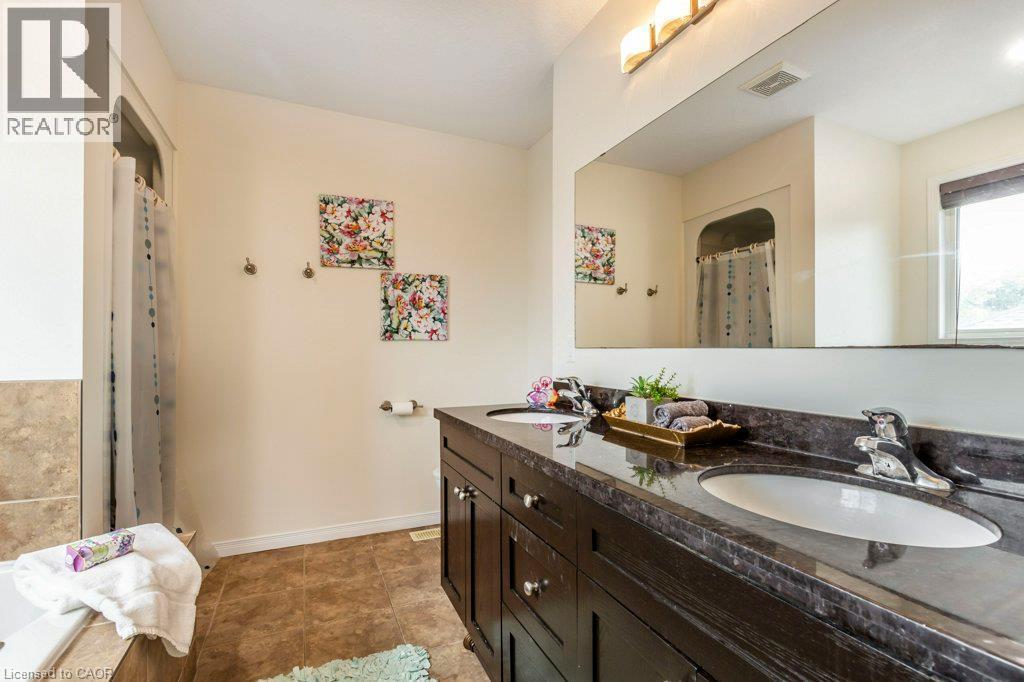 14 Anastasia Drive, Kitchener, ON - Indoor Photo Showing Bathroom