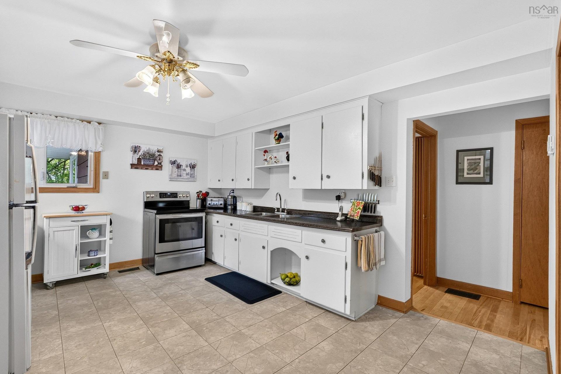 15 Cranston Ave,, Dartmouth, NS - Indoor Photo Showing Kitchen With Double Sink