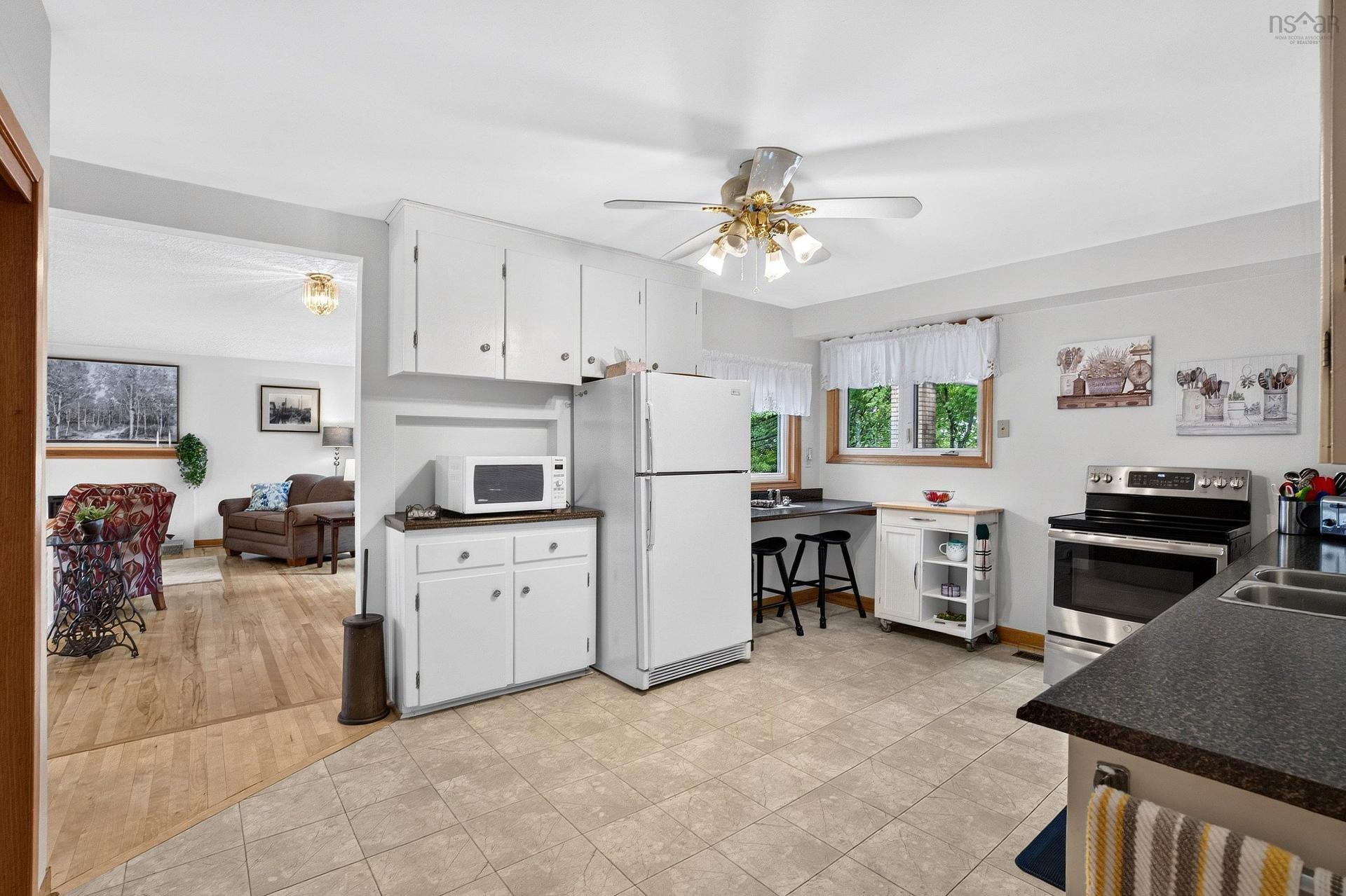 15 Cranston Ave,, Dartmouth, NS - Indoor Photo Showing Kitchen