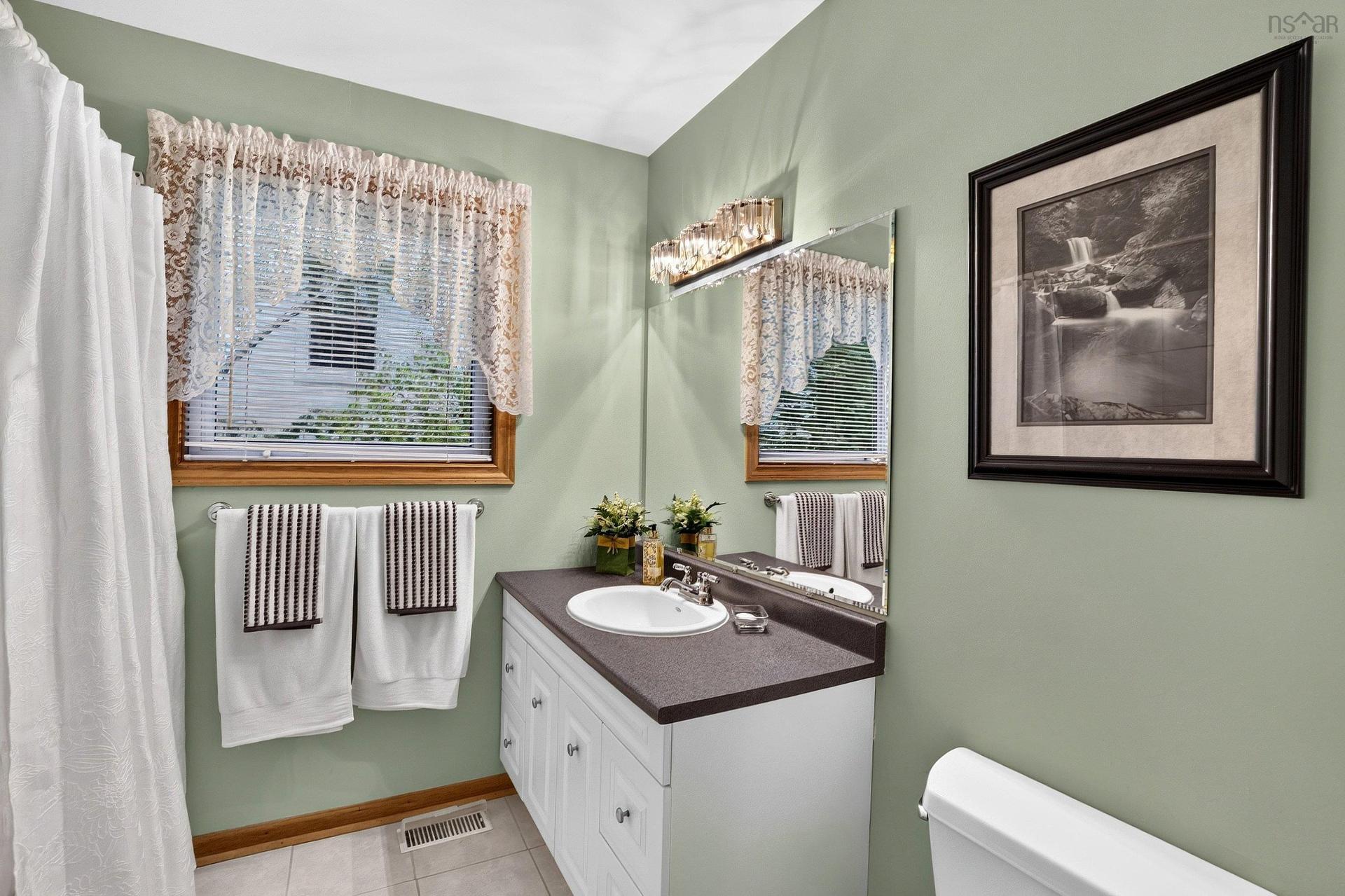 15 Cranston Ave,, Dartmouth, NS - Indoor Photo Showing Bathroom