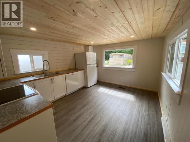 27-6263 Lund, Powell River, BC - Indoor Photo Showing Kitchen